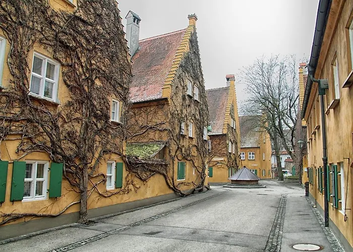 Leo Flat アパート *